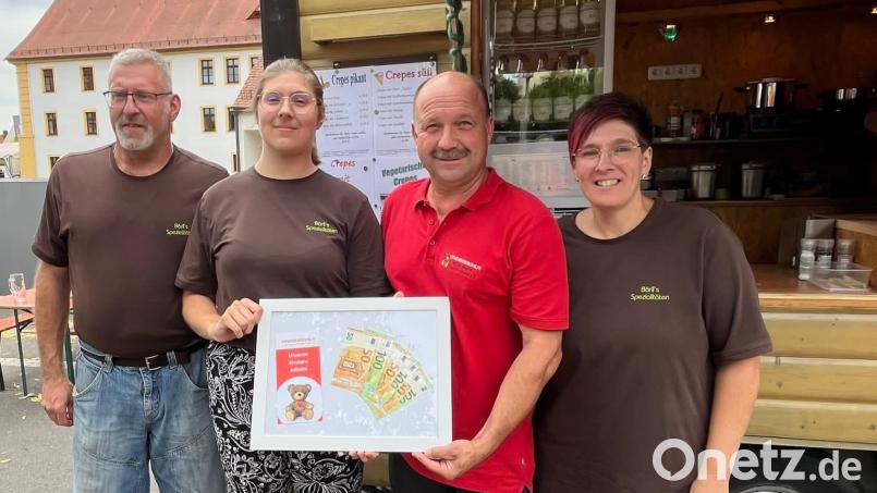 &quot;Süße&quot; Spenden für die Kinderkrebshilfe, gesammelt am Crêpes-Stand (von links): Thomas Richtmann, Sarah Richtmann, Thomas Mathes und Martina Richtmann. Bild: Thomas Mathes