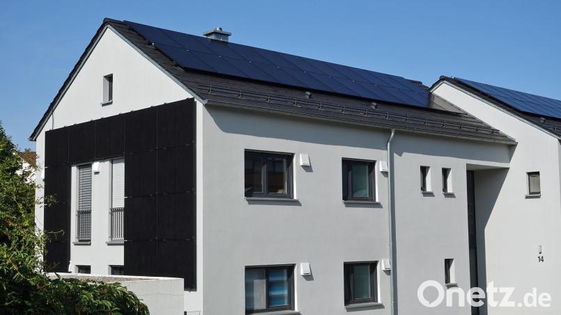 Photovoltaik nicht nur am Dach, sondern auch an der Fassade: Ganz vereinzelt ist das mittlerweile auch in Sulzbach-Rosenberg zu sehen. Die Grünen fordern nun im Stadtrat eine Klimarelevanzprüfung – unter anderem mit dem Ziel, bei städtischen Bauprojekten mehr PV-Anlagen an Fassaden anzubringen. Symbolbild: Christian Koch