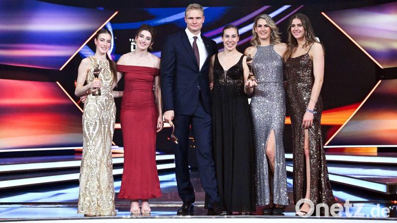 Im vergangenen Jahr gewannen die Sportgymnastin Darja Varfolomeev (l), der Ruderer Oliver Zeidler (3.v.l) und die 3x3-Basketballerinnen die Wahl zum „Sportler des Jahres“. (Archivbild) Bild: Bernd Weißbrod/dpa