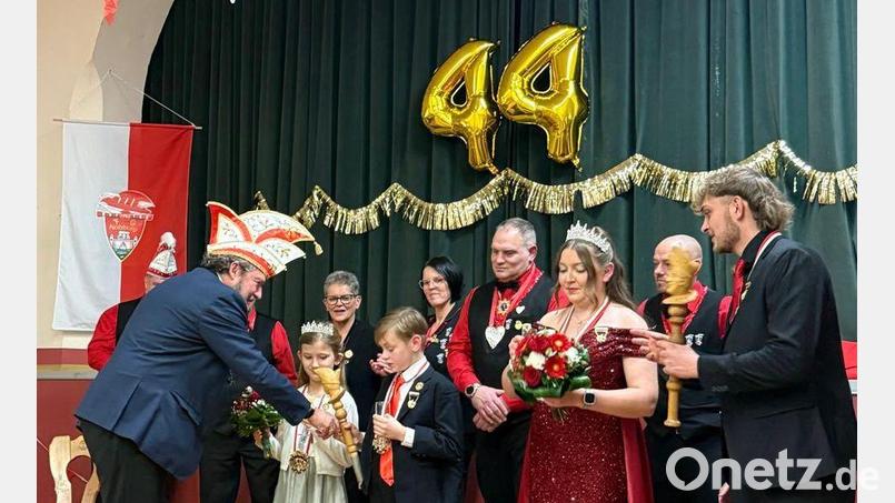 Die Prinzenpaare für das "Jubiläumsjahr" sind inthronisiert: Dabei hat auch Bürgermeister Frank Zeitler (links) mitgeholfen. Bild: Gerlinde Graja/exb