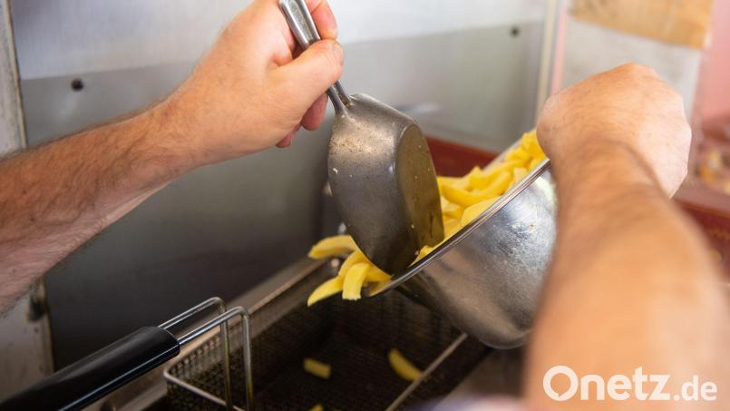 Altes Fett und Öl etwa aus Fritteusen der Gastronomie ist ein begehrtes Diebesgut. (Archivbild) Bild: Sebastian Gollnow/dpa