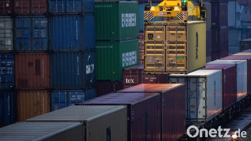 Weltweite Lieferketten sind empfindlich aufeinander abgestimmt. (Symbolbild) Bild: Marijan Murat/dpa
