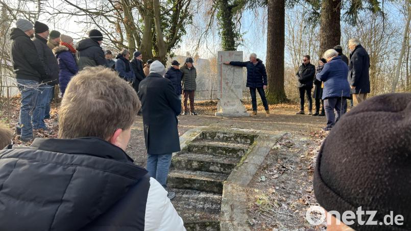 Ein neuer Gedenkstein erinnert in Pechbrunn an die Opfer des Todesmarsches von 1945. Bild: Ute Döhler