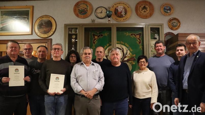 Der letzte Vorstand der Schützengesellschaft Gut Ziel Vilshofen sowie die letzten beiden Geehrten Gerhard Preischl (links) und Georg Söldner (Vierter von links) mit Schützenmeister Josef Spies (Achter von links) und Bürgermeister Erwin Geitner (rechts). Bild: mrr