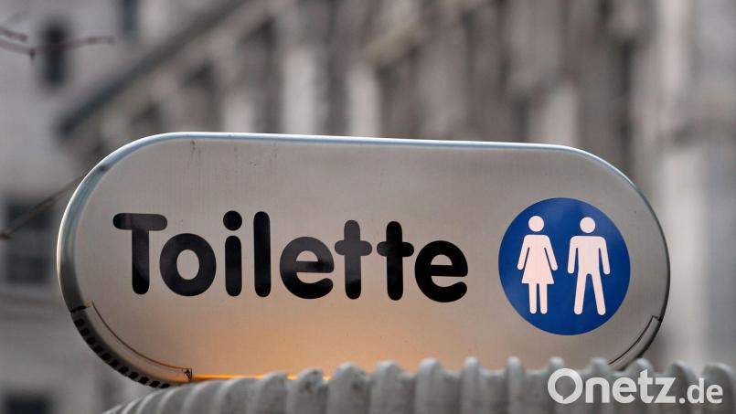 Die öffentlichen Toiletten am Katharinenfriedhof in Amberg sind gesperrt. Wann sie wieder zugänglich sind, ist noch nicht klar. Symbolbild: Jan Woitas/dpa