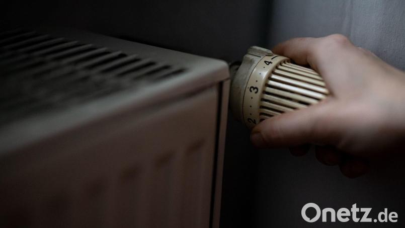 Besser mal runterdrehen - Heizen kann teuer sein. (Symbolbild) Bild: Fabian Sommer/dpa