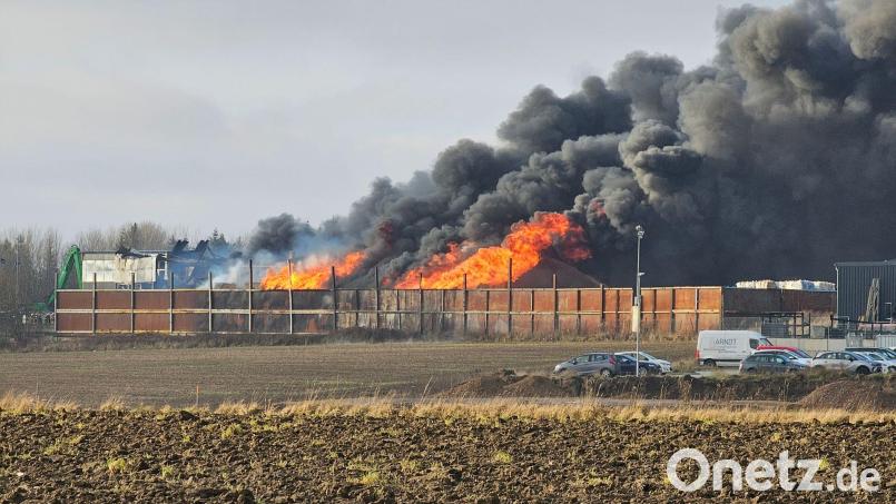 Rund 300 Kräfte von Polizei, Feuerwehr und Rettungsorganisationen waren wegen des Feuers im Einsatz. Bild: Mike Müller/dpa