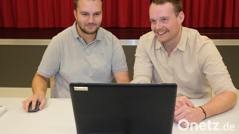 Moritz Schmidt und Lukas Braun sind die Gründer des Kirwavereins. Sie wollen mit Spaß und Fröhlichkeit den dörflichen Gemeinschaftsgeist anregen. Bild: Robert Dotzauer