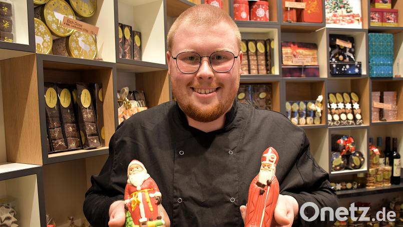 Konditormeister Nico Schultes versteh sein Handwerk. Seine Schokoladennikoläuse stellt er mit größter Sorgfalt her, was die Liebhaber dieser traditionellen Figuren zur Adventszeit zu schätzen wissen. Bild: ubb