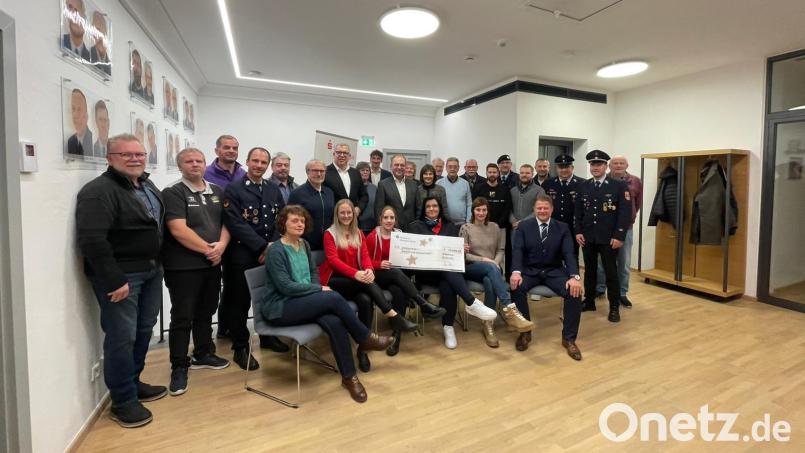 Auch in diesem Jahr hat die Sparkasse Oberpfalz Nord ihrer Weihnachtsspende fortgesetzt und fördert 20 Vereine sowie soziale und kulturelle Initiativen in Mitterteich. Bild: Manuell Waller