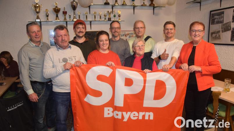 Die Stadtratskandidaten von links: Frank Brünig, Josef Meyer, Tobias Wachter, Katja Stessmann, Simon Kai, Kurth Giehl, Angela Erfurt und Matthias Eigner mit der Stellvertretenden Kreisvorsitzenden Maria Sauer. Bild: fz