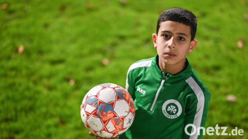Der neunjährige Fußballer Wasen Al-Ali auf dem Sportplatz in Heisfelde. Bild: Lars Penning/dpa