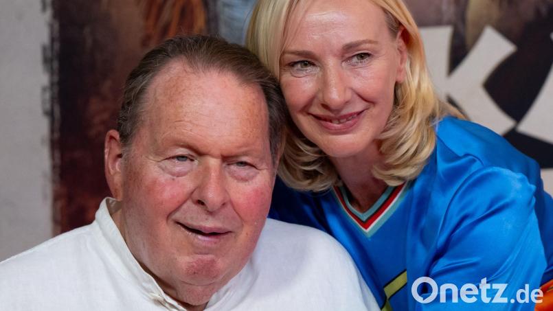 Kabarettist Ottfried Fischer, hier mit seiner Frau Simone, kann nach eigenen Worten mit Moderator Thomas Gottschalk mitfühlen. (Archivbild) Bild: Sven Hoppe/dpa