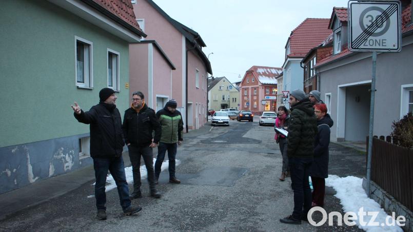 Wenn zwei Autos in der östlichen Bachstraße auf gleicher Höhe parken, kann daraus eine Engstelle entstehen, die große Fahrzeuge an der Durchfahrt hindert. Bild: Bernhard Piegsa
