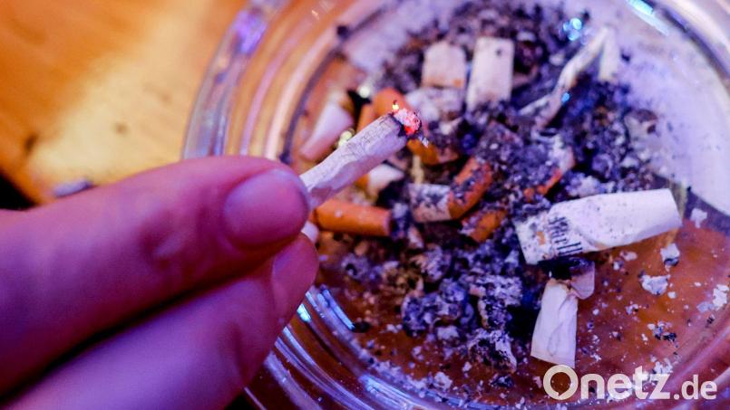 Die Vorschriften etwa gegen Zigaretten sind in Deutschland im internationalen Vergleich relativ locker (Archivbild) Bild: Axel Heimken/dpa