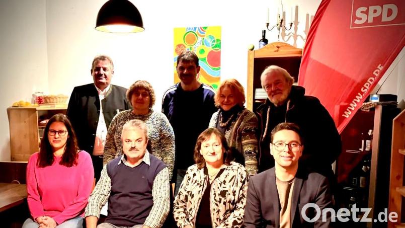 Hintere Reihe von links nach rechts: 1. Bürgermeister Reinhard, Kreuzer, Christine Welnhofer, Andreas Fleißer, Martina Sivan, Jürgen Bischof. Vordere Reihe von links nach rechts: Kreisgeschäftsführerin Sandra Richthammer, 3. Bürgermeister und Spitzenkandidat Josef Fleißer, Landratskandidatin Marianne Schieder, SPD-Kreisvorsitzender Peter Wein. Bild: Ludwig Reger