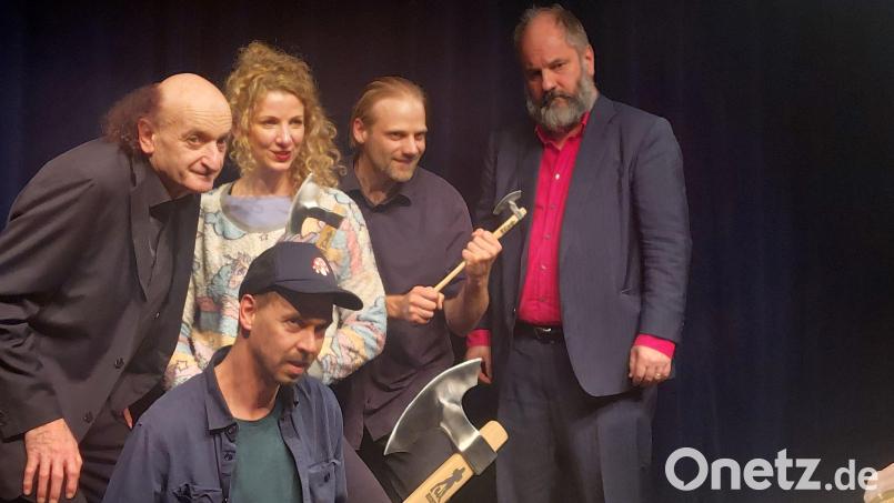 Maximilian Pongratz (unten) ist in Bayern unter anderem als Sänger der Band „Kofelgschroa“ bekannt. Bild: -/Scharfrichterhaus Passau/dpa