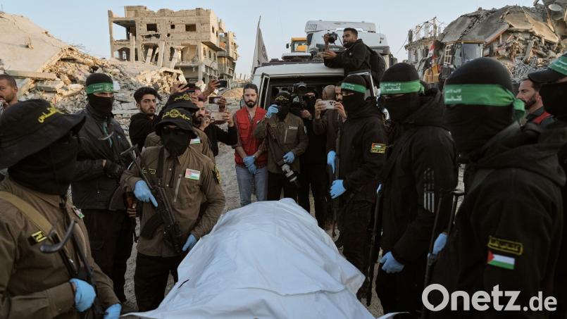 Die übergebene Leiche ist als die eines vermissten Thailänders identifiziert worden. (Archivbild) Bild: Jehad Alshrafi/AP/dpa