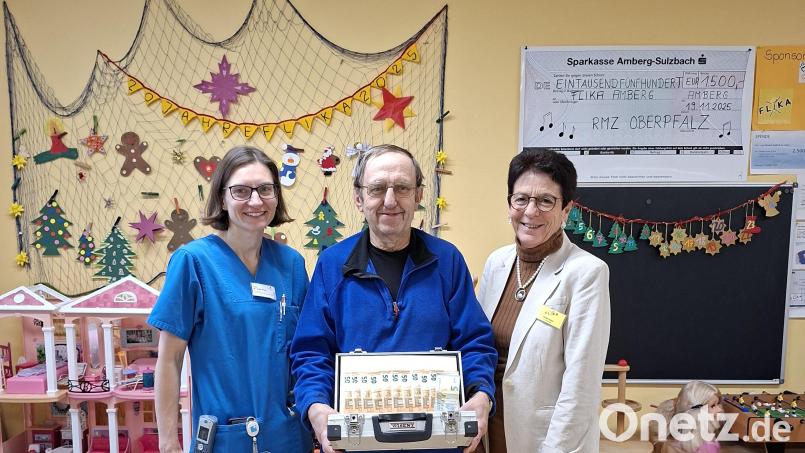 Dr. Birgit Prey (links) und Margit Meier freuten sich über die Spende von Josef Schön. Bild: Reinhard Fraunholz