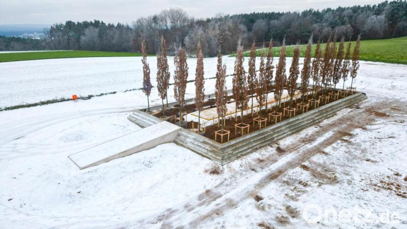 Die Glyptothel Etsdorf ist ein Naturbauwerk. Vor wenigen Tagen wurden die Säuleneichen eingepflanzt. Bild: Wilhelm Koch