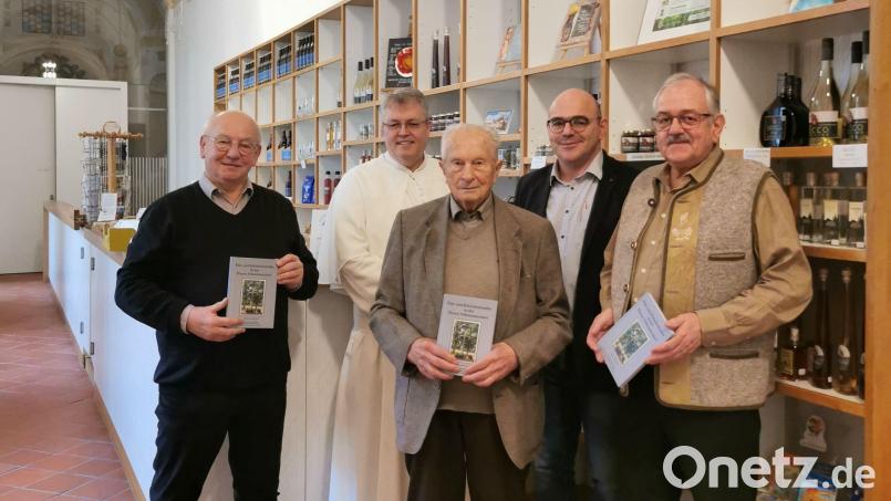Bei der Buchvorstellung (von links): Eckhard Bodner, Pater Adrian Kugler, Josef Püttner, Bürgermeister Johannes Schmid und Gerhard Löckler. Bild: hzi