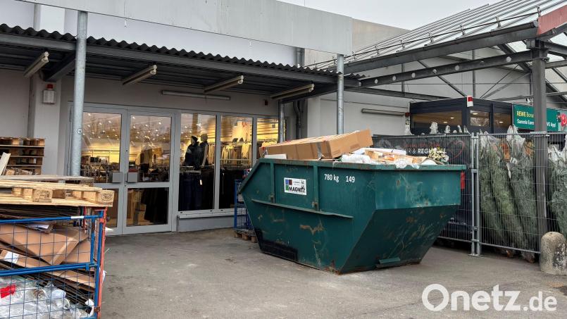 Bis zur Eröffnung am 11. Dezember dürfte der Eingangsbereich dann so gestaltet sein, dass die Räume im KEM-Einkaufszentrum auch von außen als Takko-Filiale erkennbar sind. Bild: stg