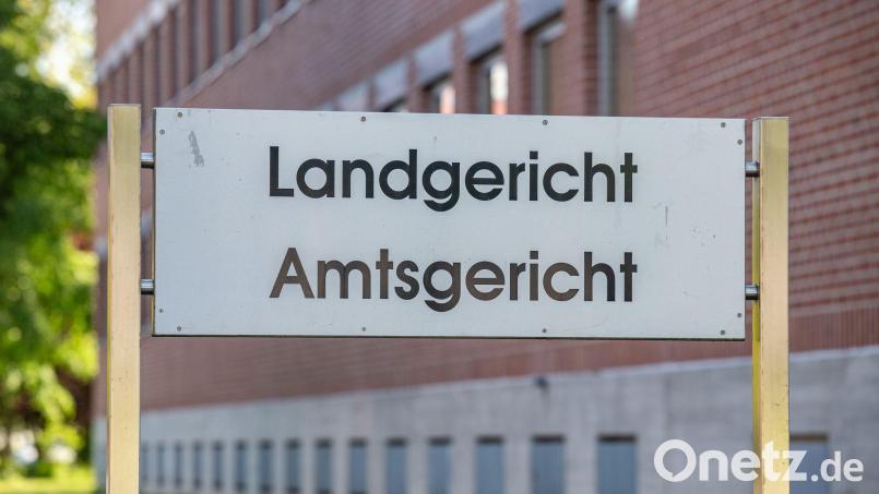 Der erste Bürgermeister von Salzweg in Niederbayern steht womöglich bald vor dem Amtsgericht Landshut - ihm wird unter anderem Untreue vorgeworfen. (Archivbild) Bild: Armin Weigel/dpa