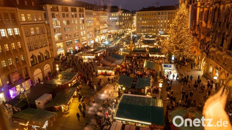 Mit einer Drohne flog der 45-Jährige über den Münchner Christkindlmarkt. (Archivbild) Bild: Peter Kneffel/dpa
