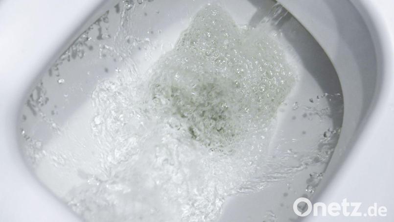 Noch steht nicht genau fest, wie viel, aber höchstwahrscheinlich werden die Wasser- und Abwassergebühren in Auerbach ab 2026 steigen. Symbolbild: Ralf Hirschberger/dpa