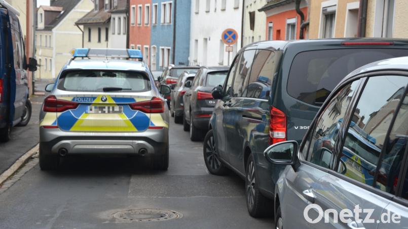 In einem Wohnhaus in der Waldsassener Innenstadt hat sich am Donnerstagvormittag ein Tötungsdelikt ereignet. Die polizeilichen Ermittlungen laufen noch. Bild: Josef Rosner