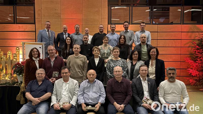 Zahlreiche Mitarbeiter wurden für ihre langjährige Betriebszugehörigkeit ausgezeichnet. Bild: Julia Bruckner