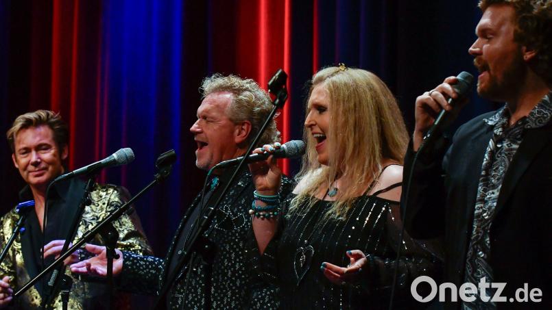 Dennis Jale (links) singt rockig angehauchte Weihnachtslieder und die Morris Family (rechts) begleitet ihn dabei. Besonders im Vordergrund stehen dabei Songs von Elvis Presley, den Donna Rhodes (2. v. r.) bei Plattenaufnahmen mit ihrer Stimme unterstützt hat. Archivbild: Petra Hartl