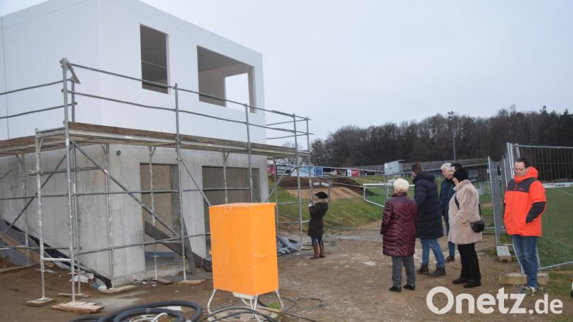 Das Regiegebäude zwischen den beiden Sportplätzen befindet sich noch im Rohbau. Bild: fz