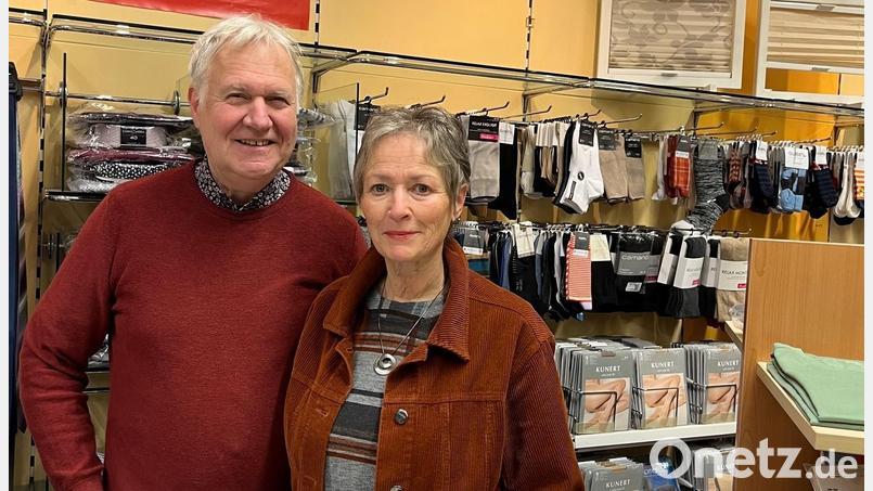 Vor 35 Jahren haben Elmar und Regina Högl das Textilhaus am Stadtplatz übernommen. Im Januar 2026 werden sie ihr Geschäft dann endgültig schließen. Bild: Elmar Högl