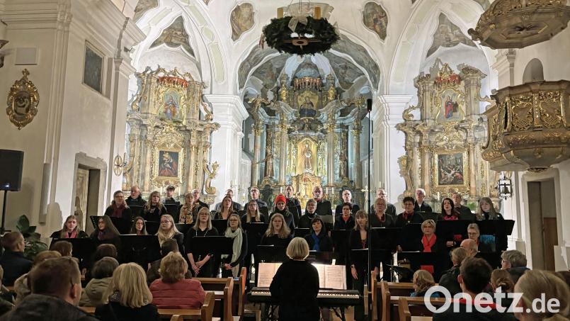 Die Sängerinnen und Sänger von All Generations sorgen mit einem Mix aus besinnlichen und beschwingten Liedern am ersten Adventssonntag in St. Felix für stimmungsvolle Momente. Bild: Winkler