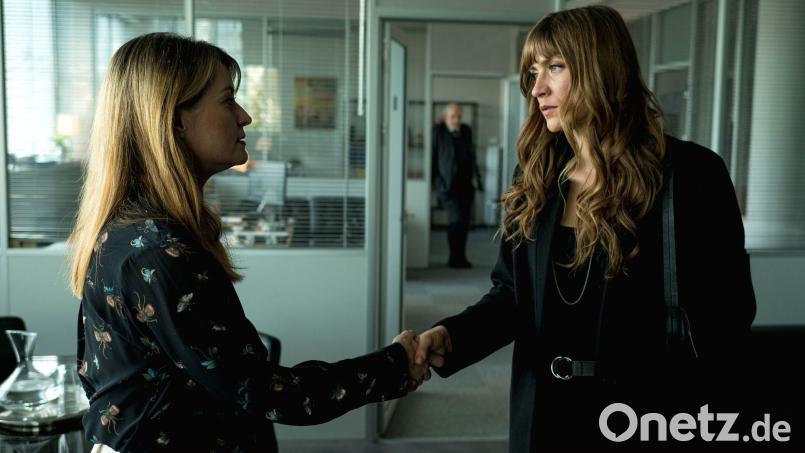 „Der Zürich-Krimi: Borchert und der Schlüssel zum Mord“: Hannah (Sophie Pfennigstorf, re.) und Dominique (Ina Paule Klink, li.) treffen eine Vereinbarung. Bild: Pascal Mora/ARD Degeto/dpa