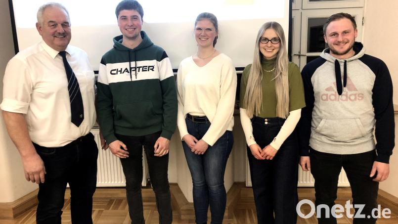 Auftakt der Bürgerversammlung in Leonberg war die Ehrung vier frischgebackener Meister durch Bürgermeister Johann Burger (links). Geehrt wurden Landwirtschaftsmeister Lukas Härtl (Zweiter von links), Bäcker- und Konditormeisterin Michaela Härtl (Dritte von links), Bankfach- und Bankbetriebswirtin Sarah Haberkorn (Vierte von links) und Landwirtschaftsmeister Lukas Haberkorn (rechts). Bild: wro