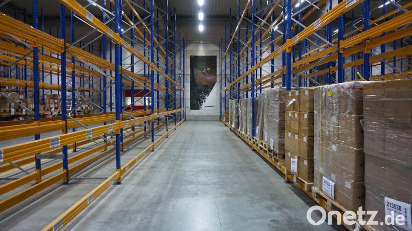 An den Wänden hängen noch Ghost-Plakate: Aktuell gibt es im Hochregal des ehemaligen Ghost-Gebäudes in Waldsassen noch jede Menge Platz. Das soll sich laut dem neuen Eigentümer Allnet aber bald ändern. Bild: jut