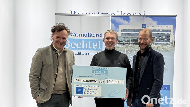 Geschäftsführer Rainer Guhl (links) überreicht den symbolischen Scheck an Andreas Wopperer, Vorsitzender des Fördervereins des Krankenhauses St. Barbara sowie an seinen Stellvertreter Andreas Betzlbacher. Bild: Privatmolkerei Bechtel