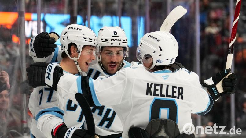 JJ Peterka (links) bejubelt mit seinen Teamkollegen eines von sieben Toren gegen Anaheim. Bild: Mark J. Terrill/AP/dpa