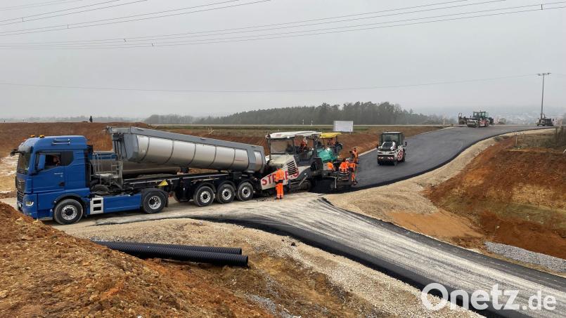 Die letzten Asphaltierungen des Jahres sind auf der Kümmersbrucker Westumgehung nahe des Grammer-Werks in Haselmühl abgeschlossen. Bild: Stefan Noll