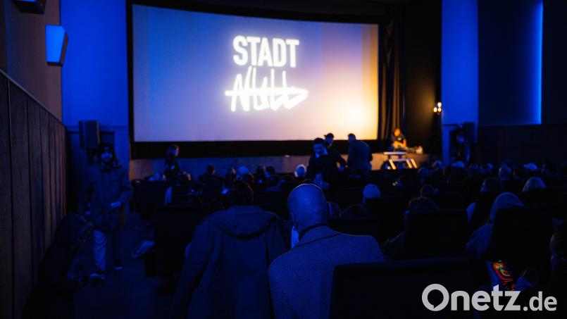 Am Mittwochabend fand die Premiere des Films &quot;Stadt Null&quot; im Neue-Welt-Kino in Weiden statt. Bild: Noah Wegmüller-Kocher