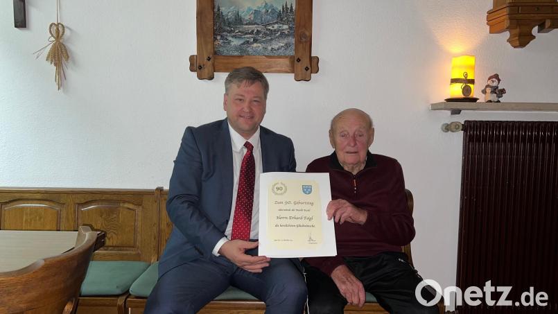 Erhard Feigl feiert seinen 90. Geburtstag in Wolfsfeld. Es gratulierte Kastls Bürgermeister Stefan Braun. Bild: Stefan Braun