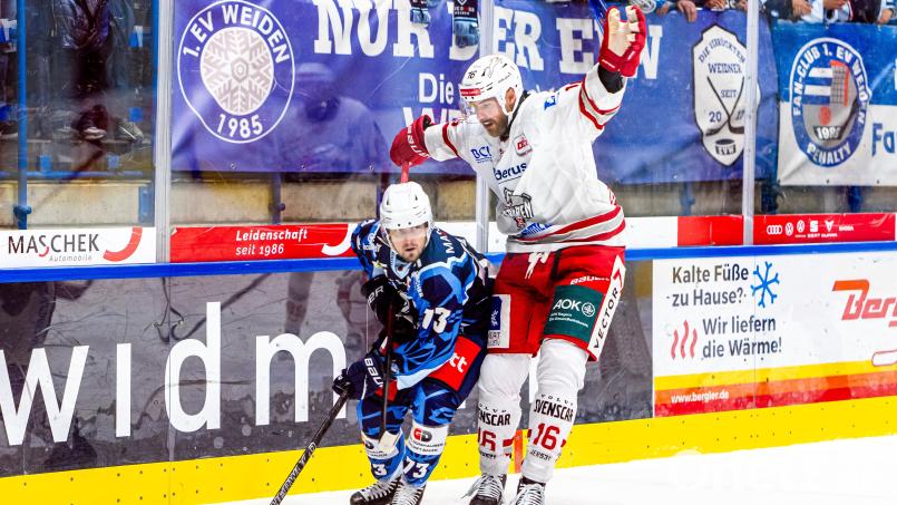 Das erste Derby der Saison zwischen den Blue Devils Weiden und den Eisbären Regenburg konnten Kapitän Tomas Rubes (blaues Trikot) und seine Mannschaft 6:3 für sich entscheiden. Nun aber die Hiobsbotschaft: Der 33-jährige Topscorer der Weidener fällt mehrere Wochen aus. Bild: Elke Englmaier