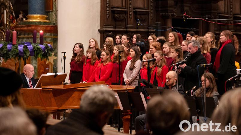 Das Weihnachtslied "Still, still, still" aus dem Salzburger Land wurde vom Großen Chor der Decker-Schulen klangschön dargeboten. Bild: Hendrik Rosenboem