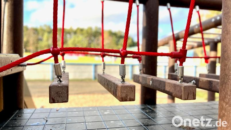 Wer schafft diesen Balanceakt auf dem neuen Etzenrichter Spielplatz? Finanziert hat die Gemeinde die Spielgeräte durch Ausgleichszahlungen für die Stromtrasse Ostbayernring. Bild: Gabi Schönberger