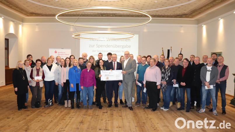 Am Mittwoch überreichten (v.l.) Sabrina Rosner, Manuel Waller, Franz Stahl und Jens Michael Heine den symbolischen Spendenscheck an mehr als 40 Tirschenreuther Vereine. Bild: Stadt Tirschenreuth, Nico Wiesend