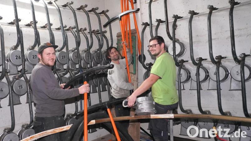 Fleißig arbeiten die drei Oberbernriether Wolfgang Wüst, Andy Gmeiner und Tobias Lang (von links) in der „Lift-Werkstatt“ und erwecken den Lift „aus dem Sommerschlaf“. Bild: fvo