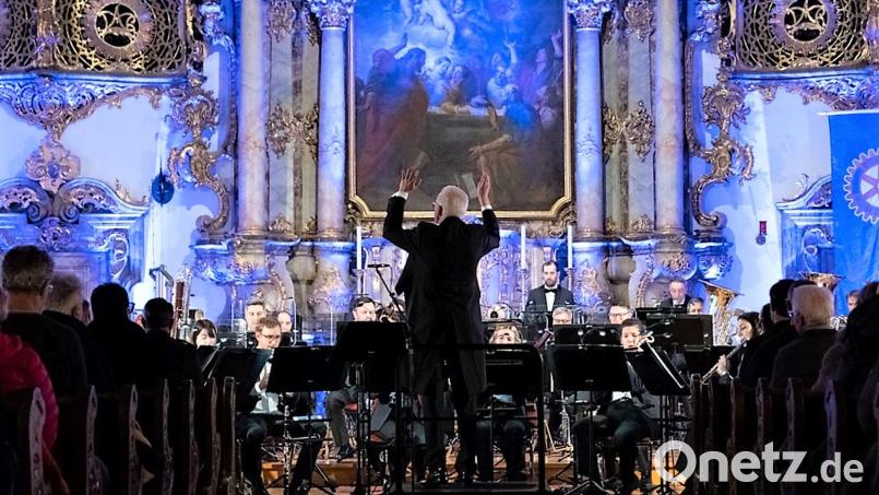 Einen Konzertabend zum ersten Advent bescherten der Rotary-Club Amberg und das Polizeiorchester Bayern dem Amberger Publikum. Bild: Tobias Riedl