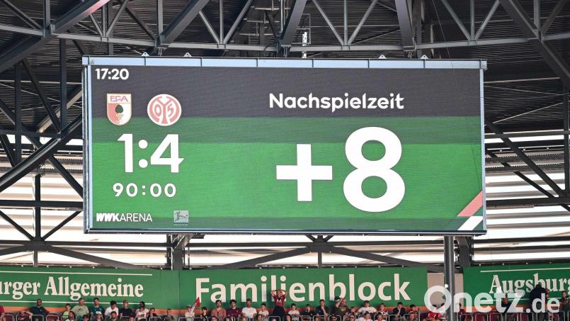 Die Nachspielzeit soll ab 2026 in den Stadien mitlaufen. (Archivbild) Bild: Harry Langer/dpa